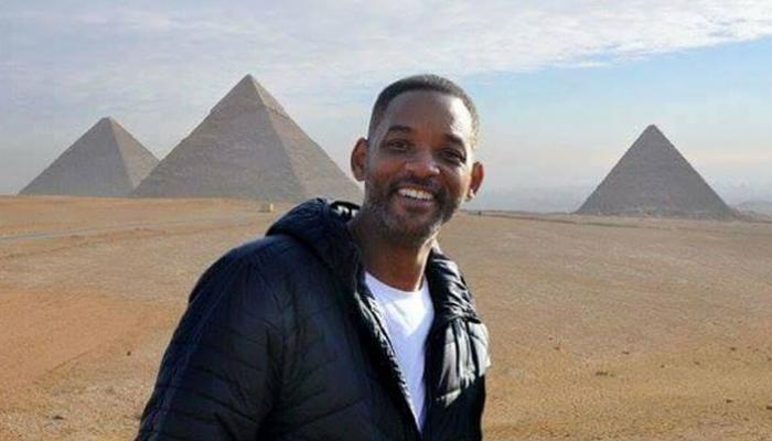 تجول داخل الهرم الأكبر.. الممثل العالمي ويل سميث يزور منطقة أهرامات الجيزة